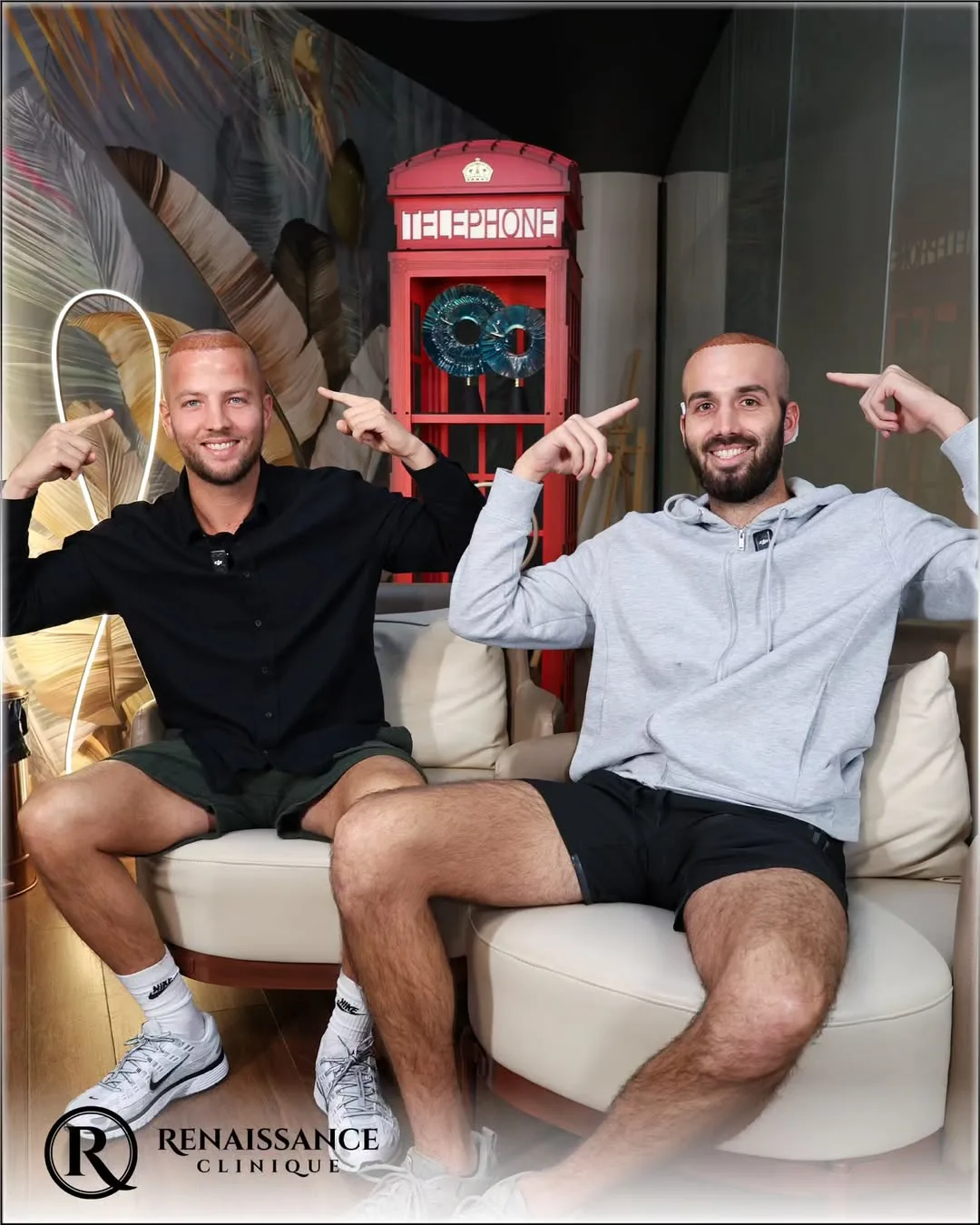 Deux patients souriants après leur greffe capillaire chez Renaissance Clinique, montrant fièrement leur nouvelle ligne frontale.