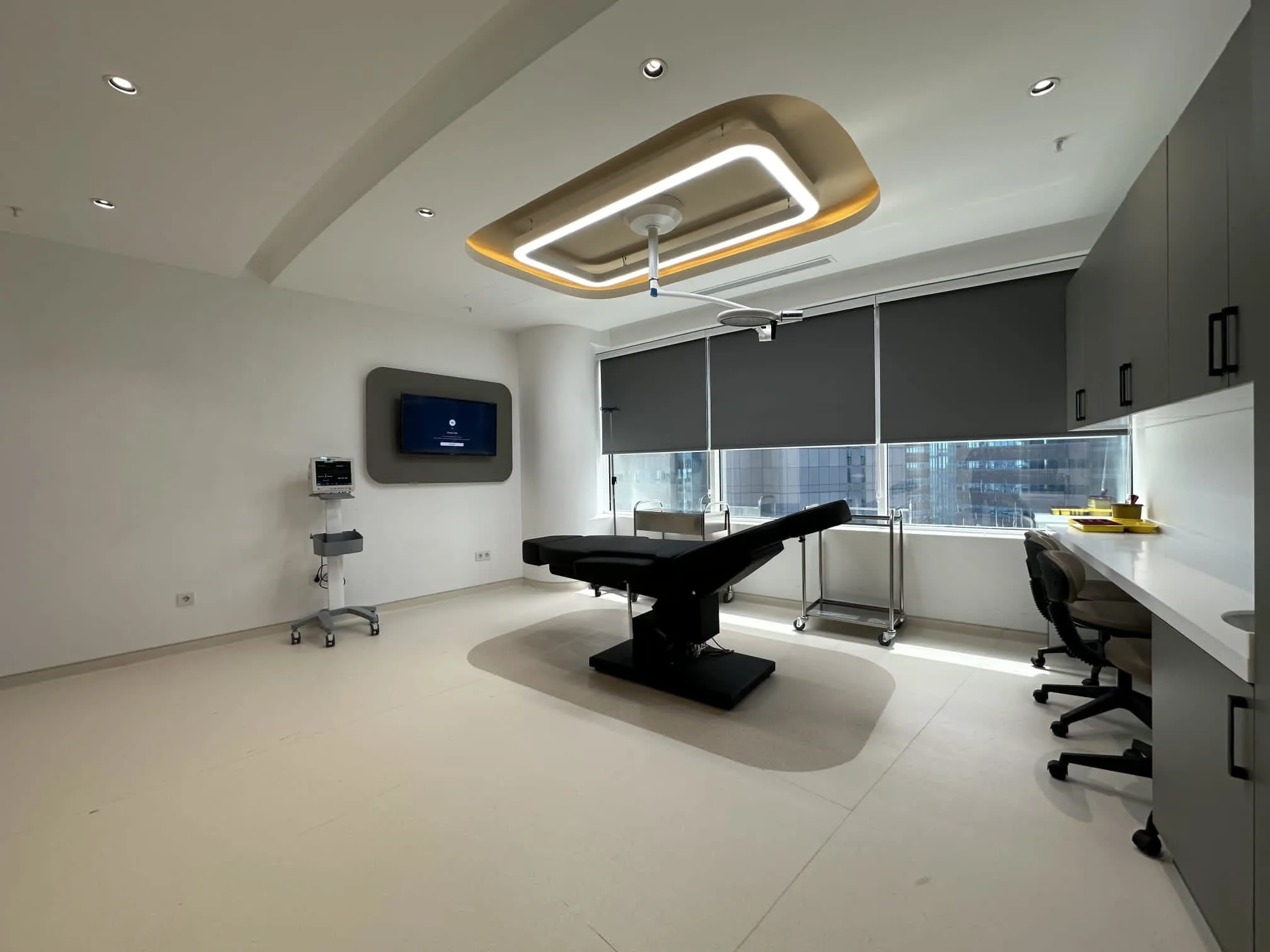 Salle d’intervention moderne et stérile chez Renaissance Clinique, équipée de matériel médical de pointe.